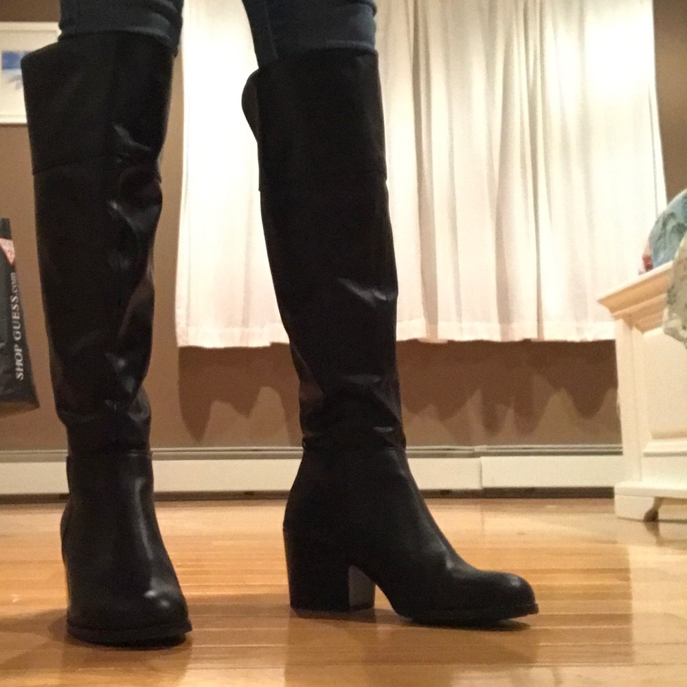 BLACK HEELED BOOTS